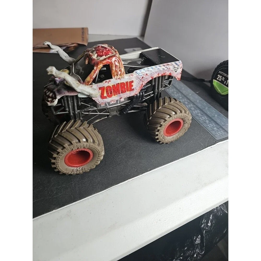 Hot Wheels Monster Jam Zombie Truck Moving Arms 1:24